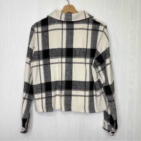 Black & white Buffalo plaid cropped Shacket size Large Shein - Picture 6 of 8